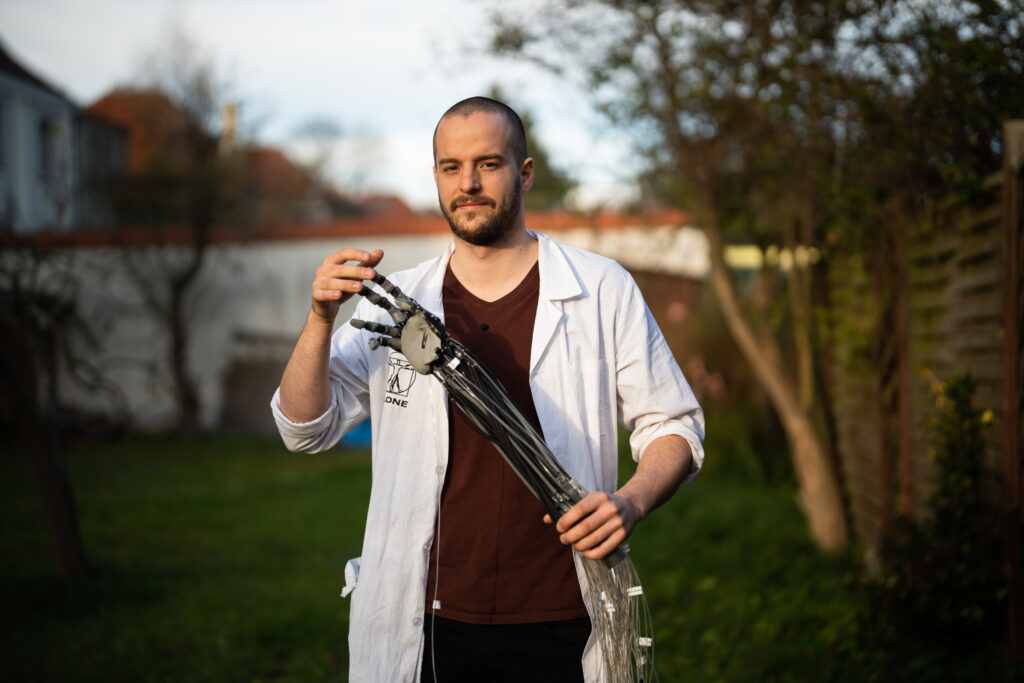 Łukasz Koźlik z Clone Robotics prezentuje jeden z prototypów biomimetycznej ręki – Myśl po polsku